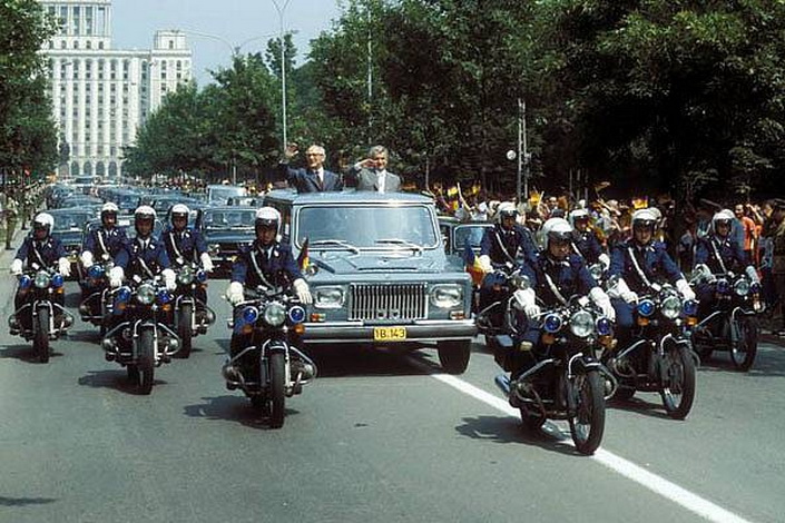 Ceausescu-in-superbul-sau-Aro.jpg