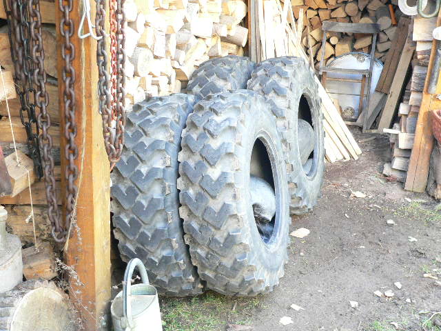 Unimog Reifen 009.jpg