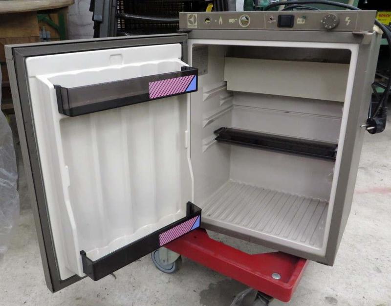 Das Offroad Forum: V: Electrolux Camping-Kühlschrank 12V/220V RM180H